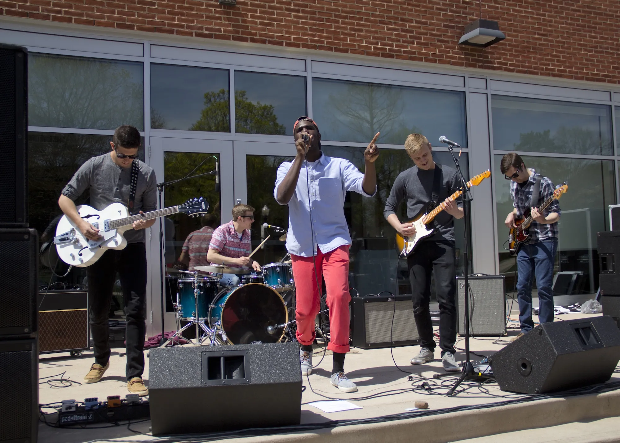 Na'Jee Parker performs with band