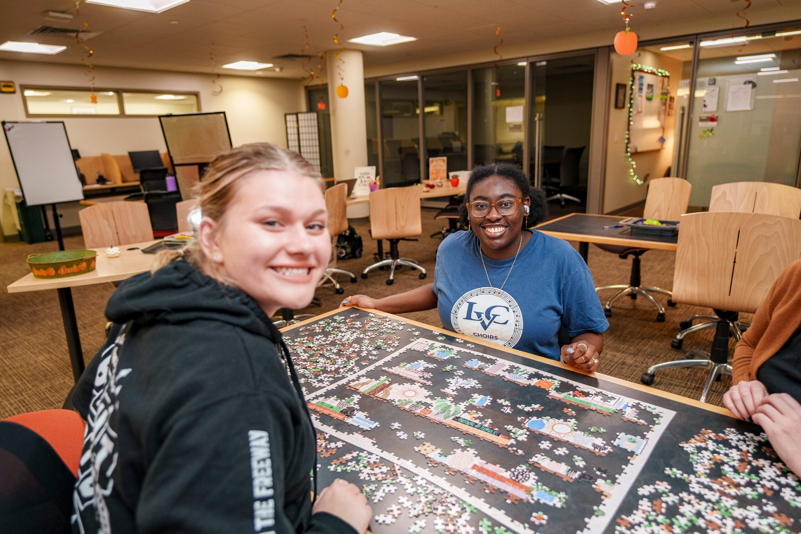 Students unwind with a puzzle at the Center for Academic Success