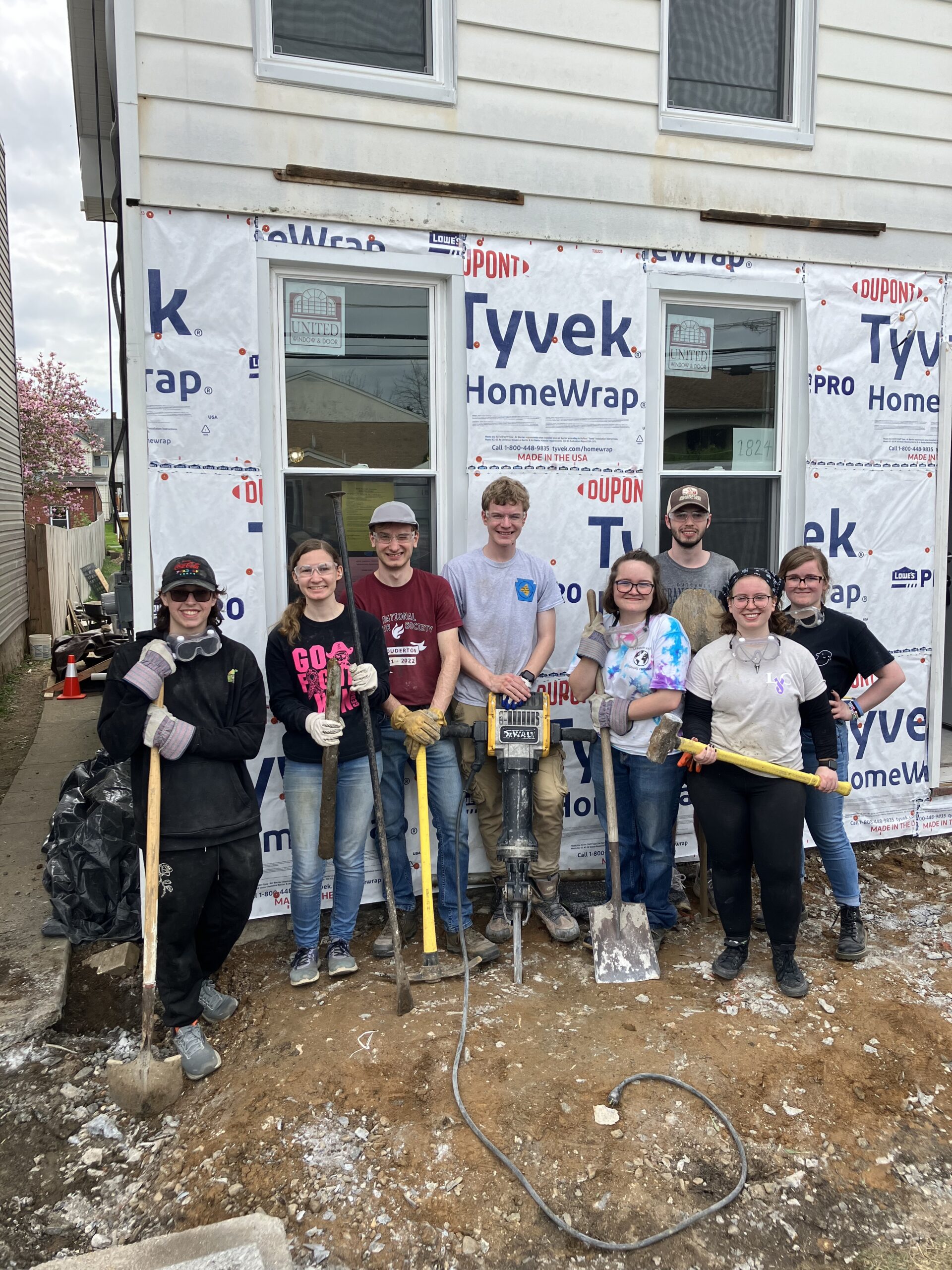 LVC students at Habitat for Humanity site