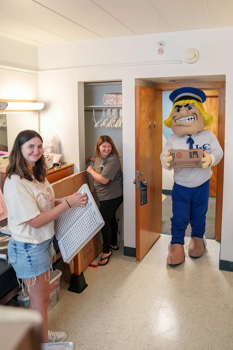 LVC Dutchman mascot helps student on move-in day