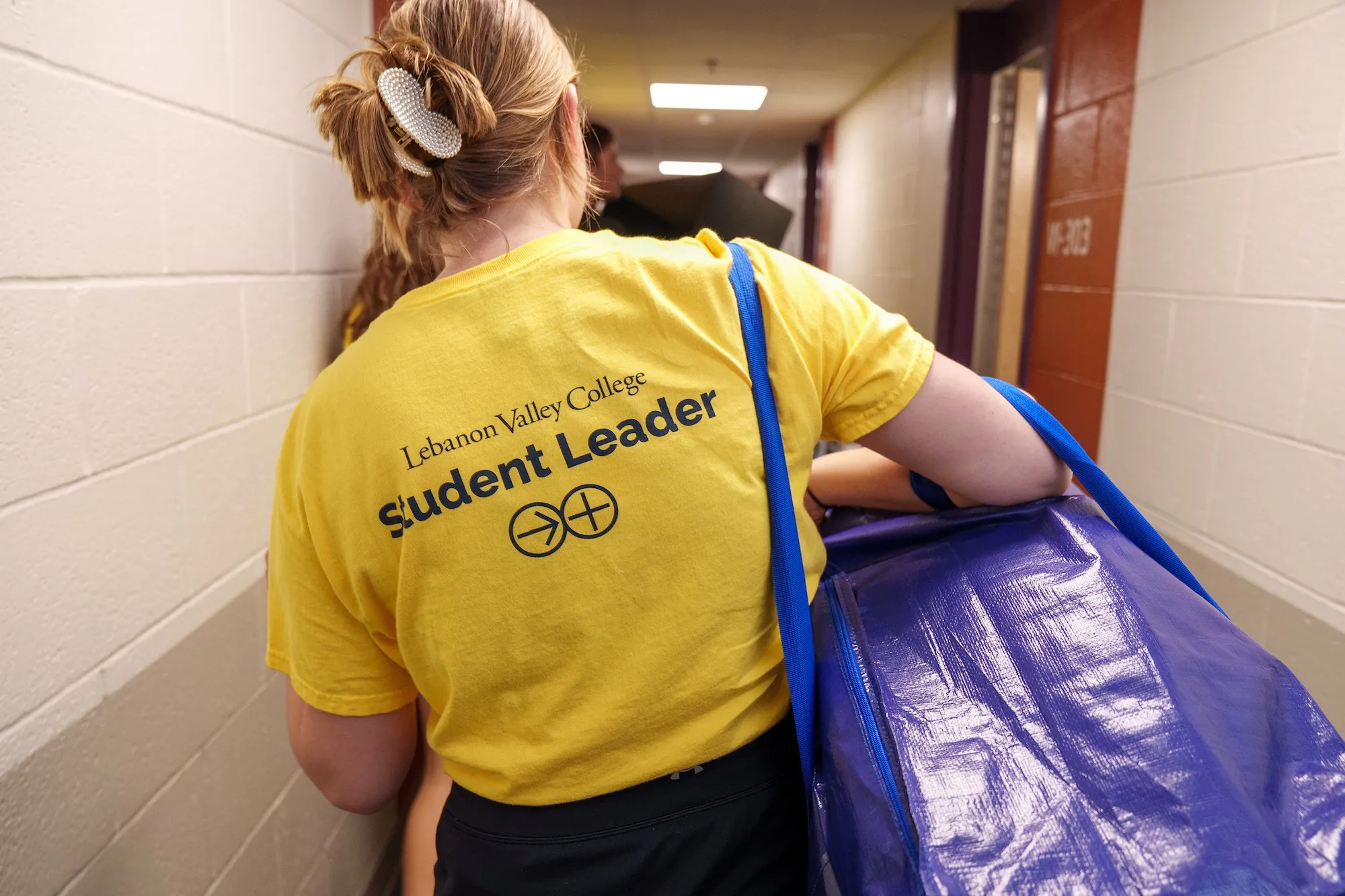 Student leader helps new students on LVC move-in day 2025
