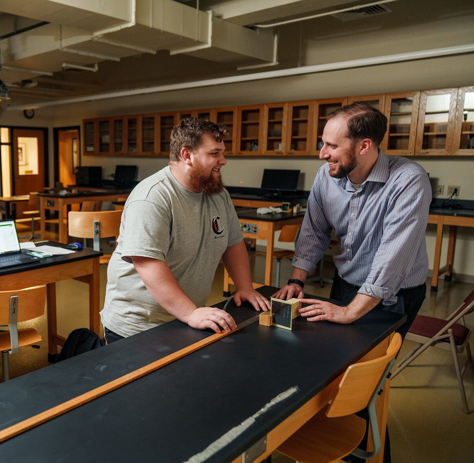 Dr. Dan Pitonyak works with student during Physics lab