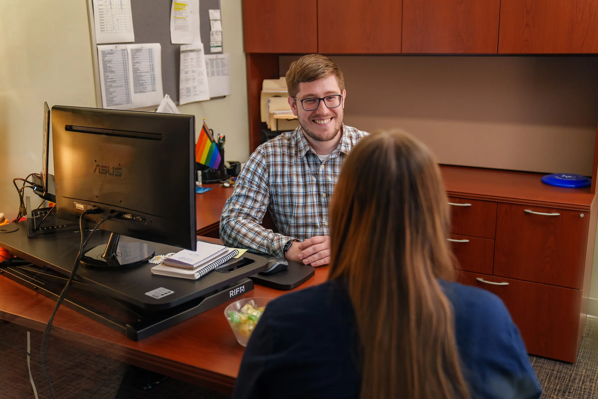 Student meets with Breen Center staff member