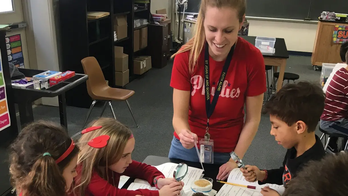 Amanda Ringenbach does science experiment with students
