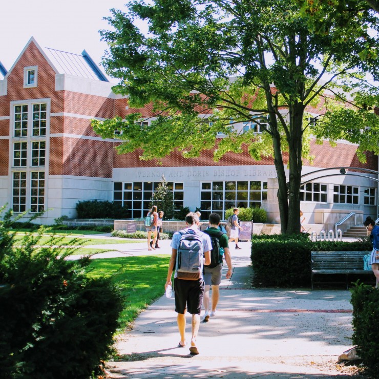 Students walk toward the Bishop Library