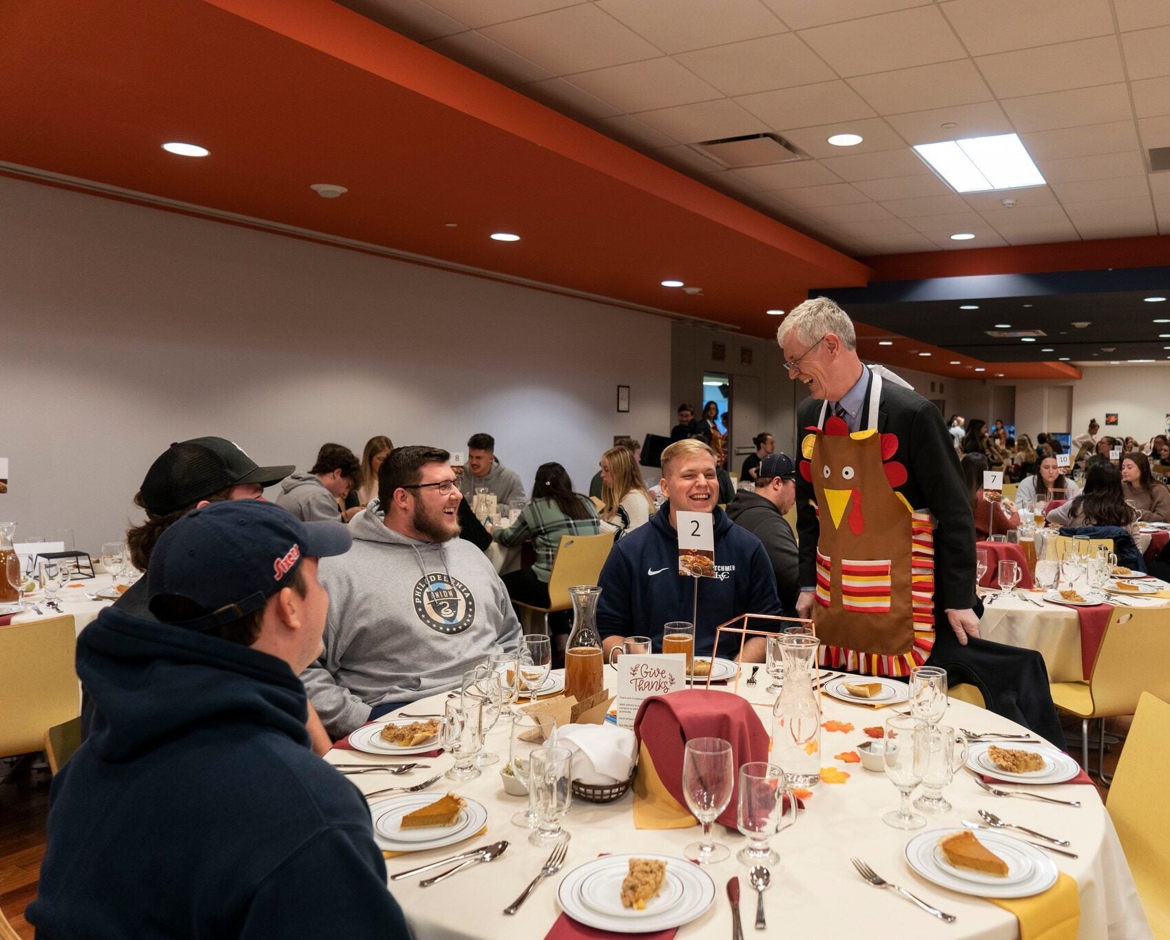 President MacLaren serves pie during Thanksgiving dinner for students