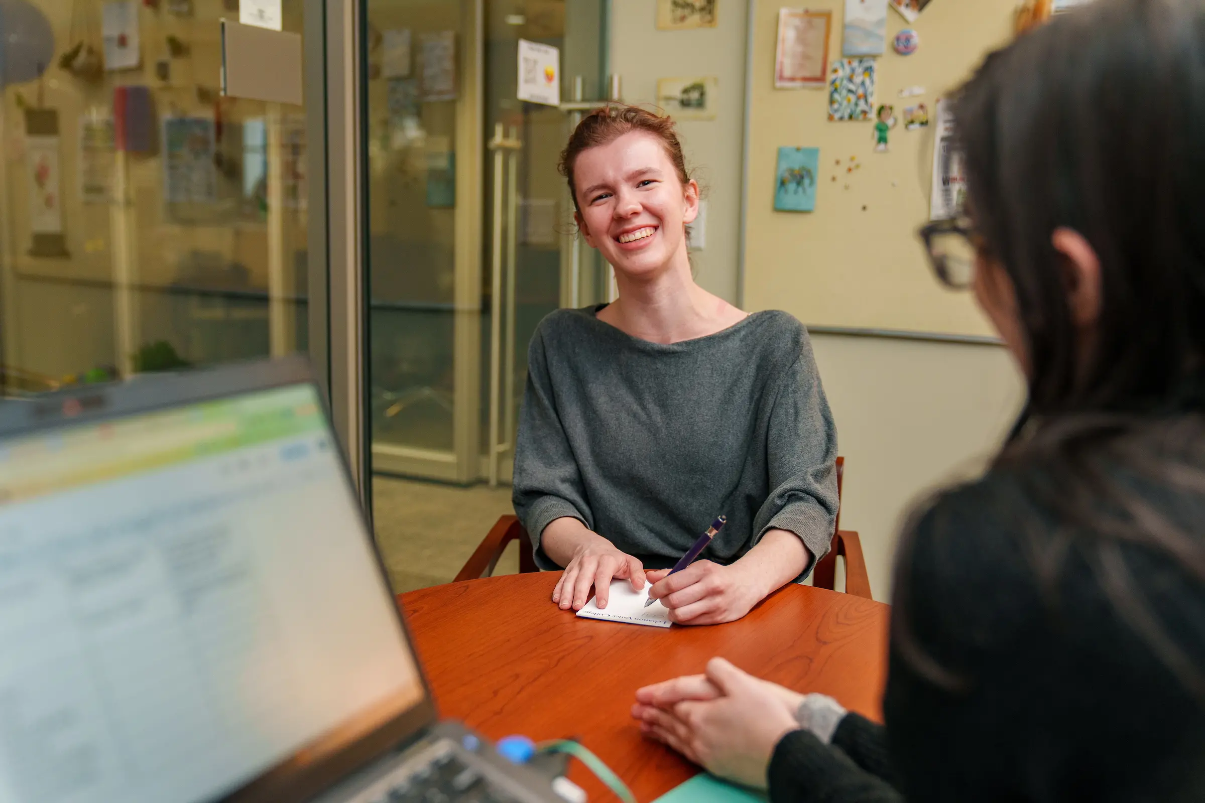 Student meets with Breen Center staff member