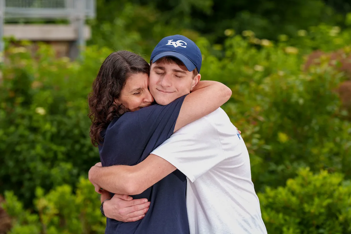 LVC class of 2027 student hugs parent on move-in day