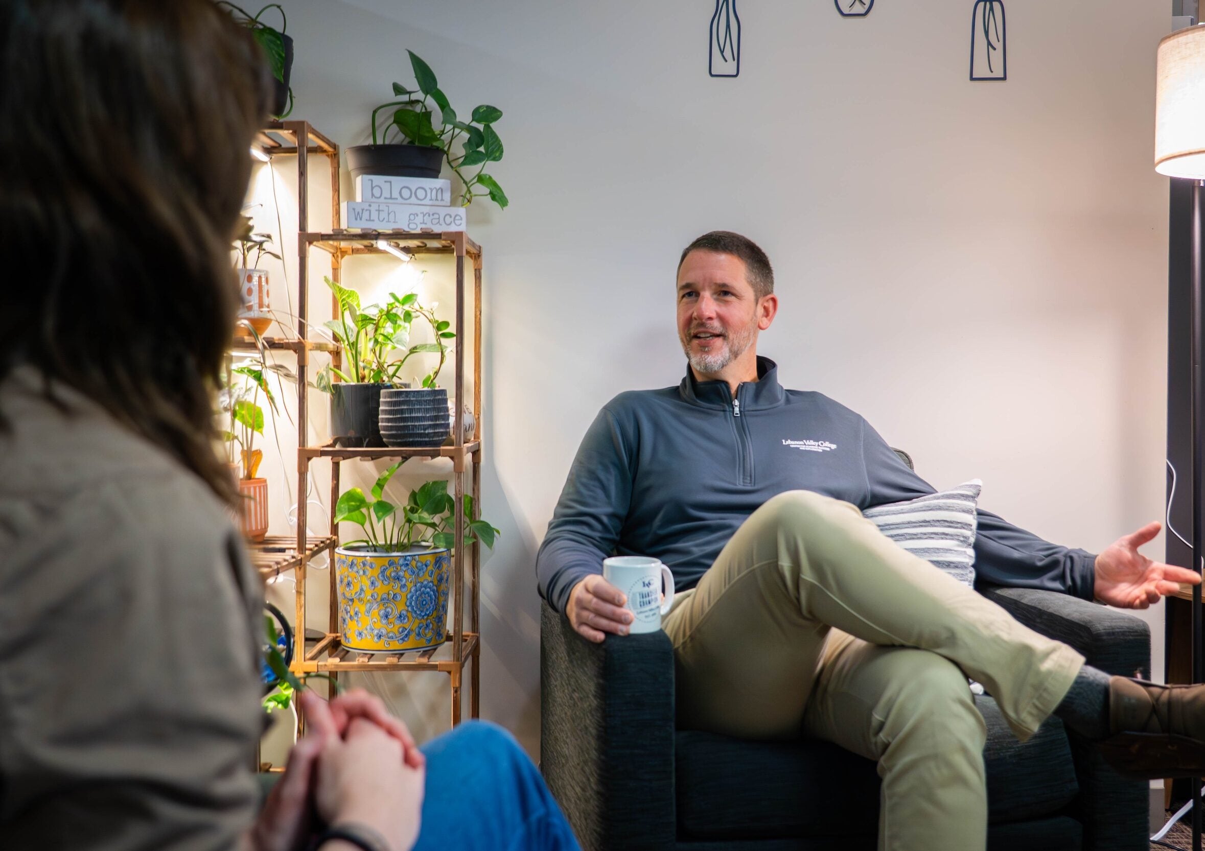 Academic advisor meets with student